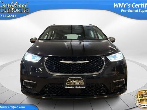 Used 2023 Chrysler Pacifica Limited FWD image 2