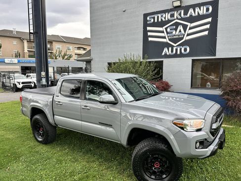 Used 2020 Toyota Tacoma SR5 w/ Technology Package AWD/4WD image 2