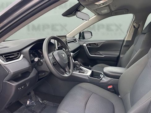 Used 2025 Toyota RAV4 LE image 9