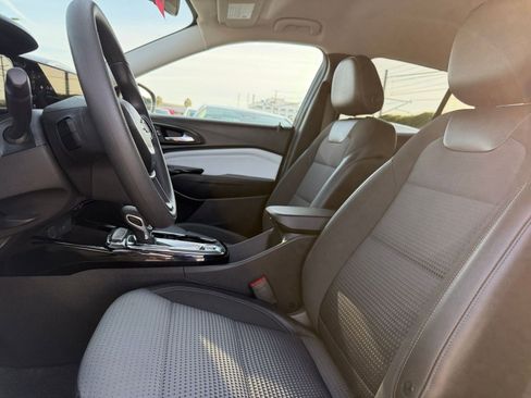 Used 2025 Chevrolet Trax LT image 24