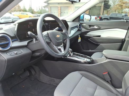 Certified 2025 Chevrolet Trax LT w/ Driver Confidence Package image 22