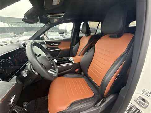Used 2024 Mercedes-Benz GLC 300 4MATIC image 11