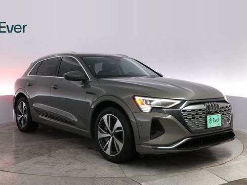 Used 2024 Audi Q8 e-tron Premium Plus w/ Premium Plus Package image 4