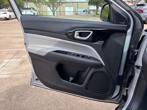 Used 2025 Jeep Compass Limited image 18