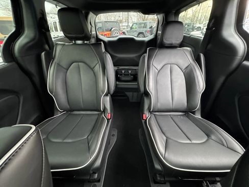 New 2023 Chrysler Pacifica Limited w/ Uconnect Theater Family Group image 30