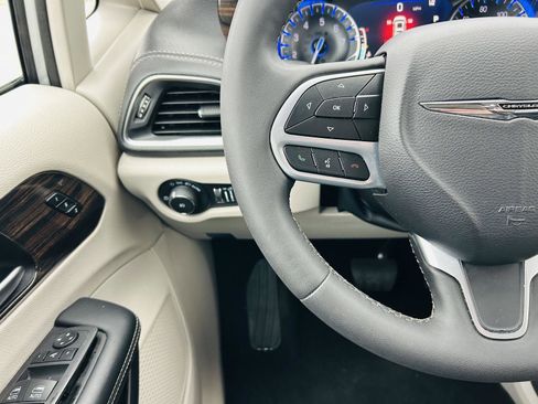 Used 2023 Chrysler Pacifica Limited image 19
