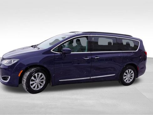 Certified 2017 Chrysler Pacifica Touring-L image 10
