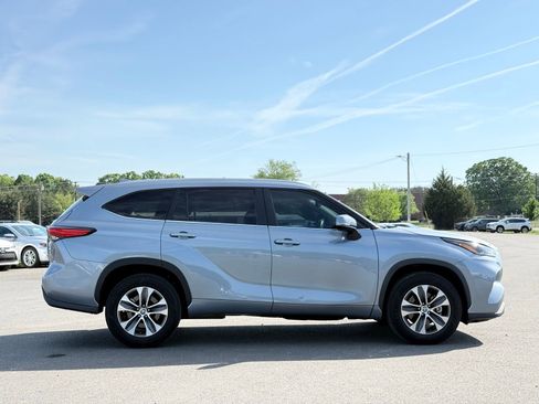 Used 2023 Toyota Highlander XLE image 8