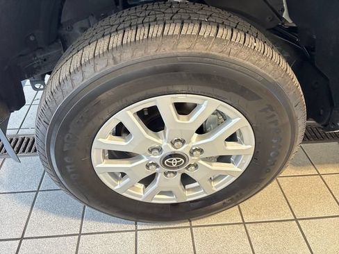 Used 2025 Toyota Tacoma SR5 AWD/4WD image 5