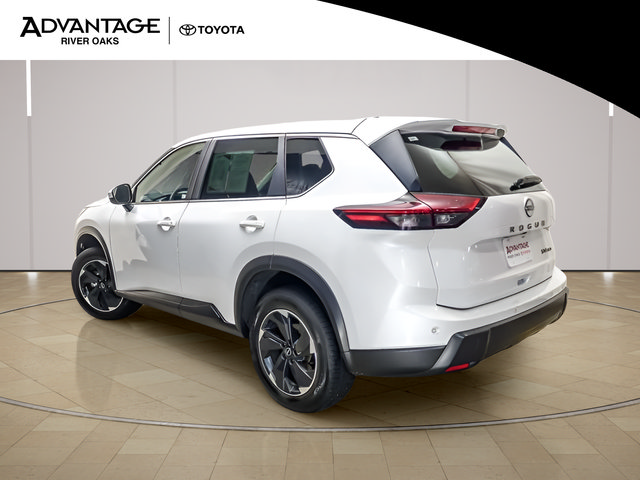 Used 2024 Nissan Rogue SV AWD/4WD image 5