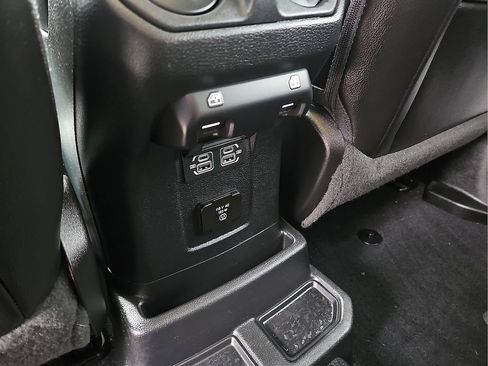 Used 2022 Jeep Wrangler Unlimited Sahara AWD/4WD image 15