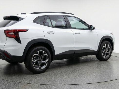 Used 2025 Chevrolet Trax LT FWD image 9