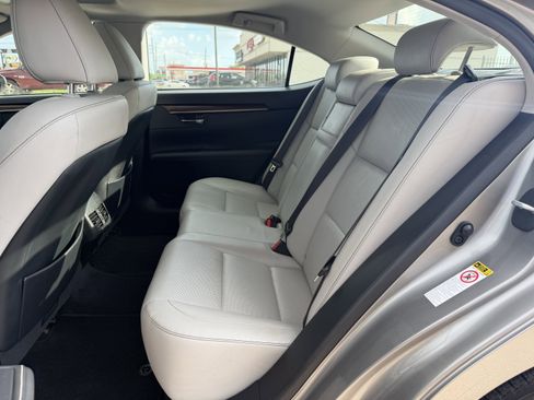 Used 2015 Lexus ES 350 w/ Luxury Package FWD image 9