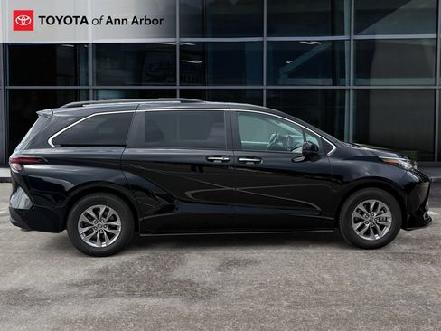 Used 2023 Toyota Sienna XLE FWD image 13