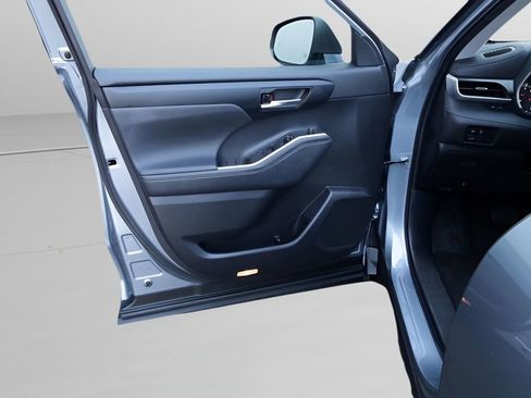 Used 2023 Toyota Highlander XLE image 15