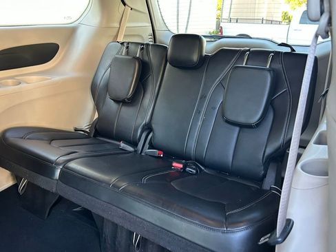 Used 2024 Chrysler Pacifica Touring-L image 43