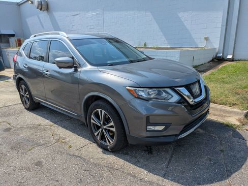 Used 2017 Nissan Rogue SL FWD image 1
