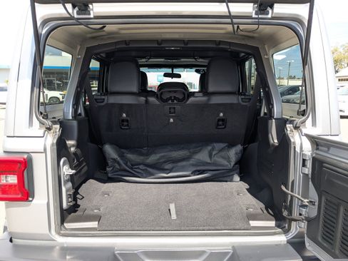 Used 2018 Jeep Wrangler Unlimited Sahara w/ Safety Group image 12