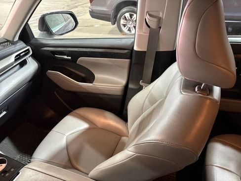 Used 2020 Toyota Highlander XLE image 21