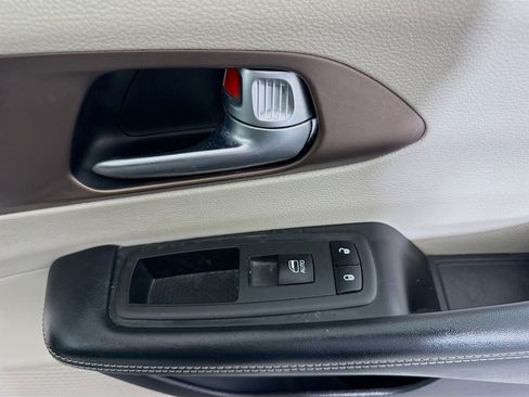 Used 2022 Chrysler Voyager LX FWD image 31
