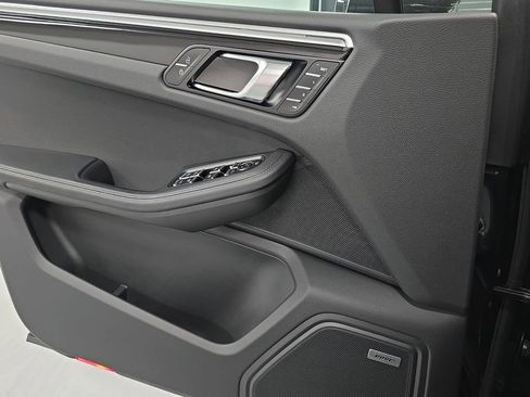 Certified 2025 Porsche Macan AWD/4WD image 23