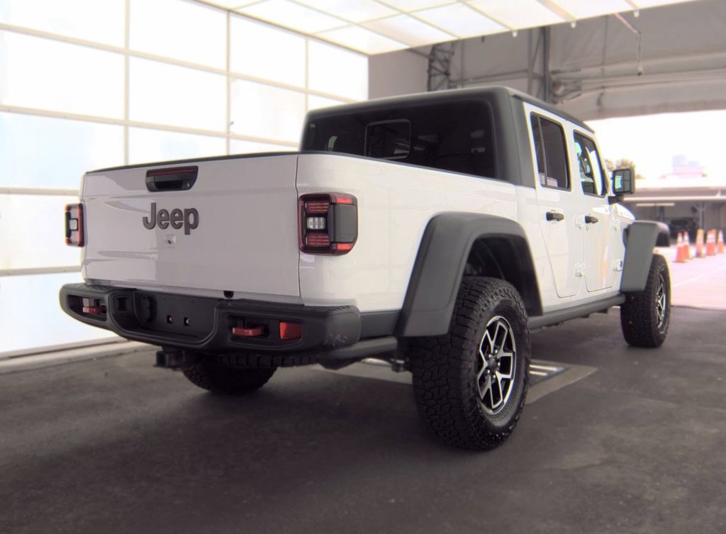 Used 2026 Jeep Gladiator Rubicon AWD/4WD image 3