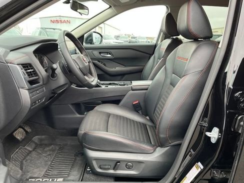 Used 2025 Nissan Rogue SV image 11