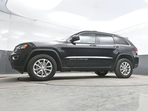 Used 2021 Jeep Grand Cherokee Laredo AWD/4WD image 31