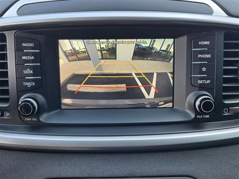 Used 2020 Kia Sorento L image 16
