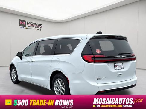 Used 2023 Chrysler Pacifica Touring-L FWD image 5