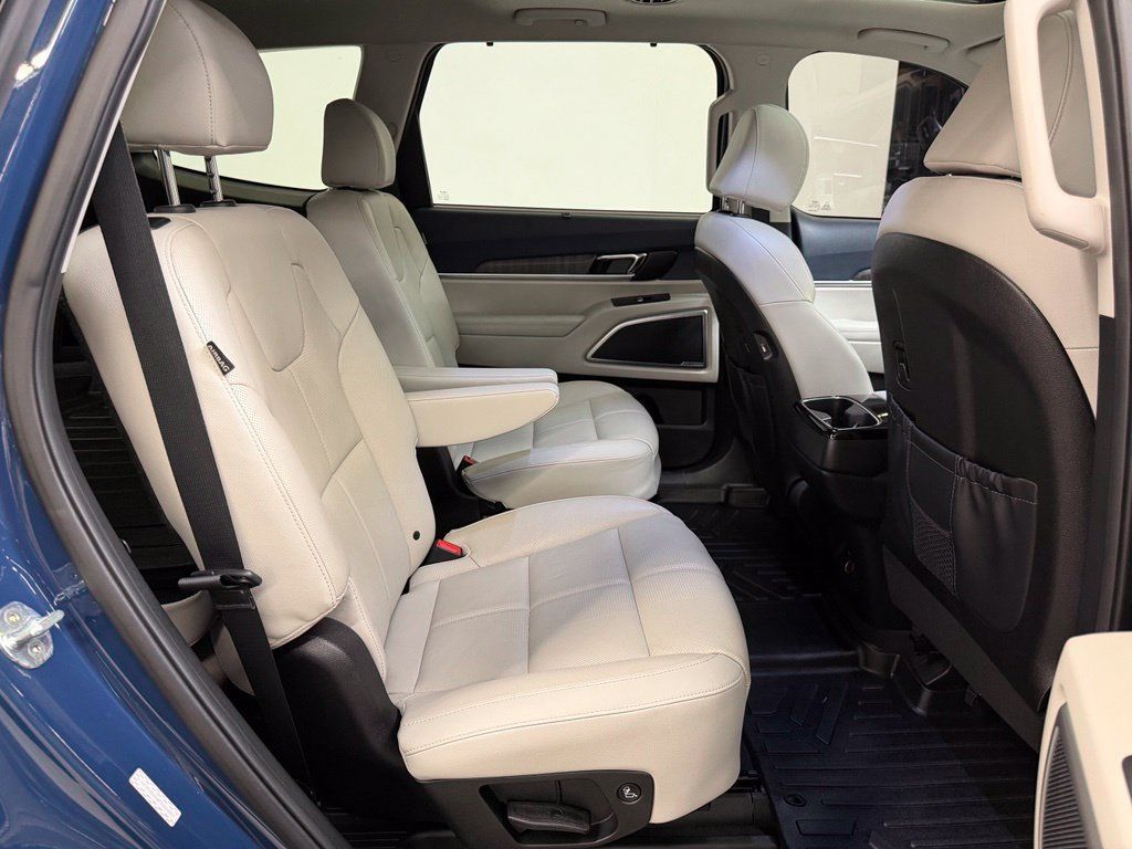 Used 2023 Kia Telluride EX w/ EX Captain's Chair Package AWD/4WD image 13