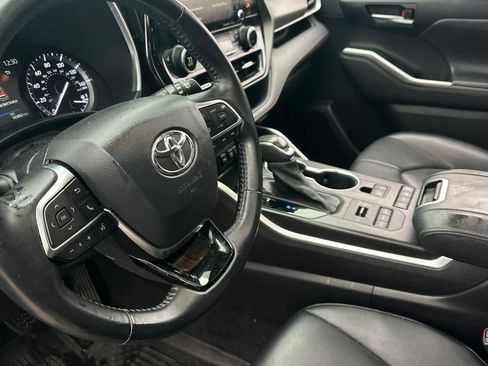 Used 2021 Toyota Highlander XLE image 12