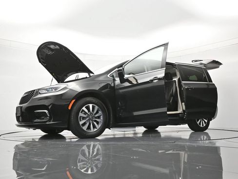 Used 2023 Chrysler Pacifica Touring-L FWD image 48