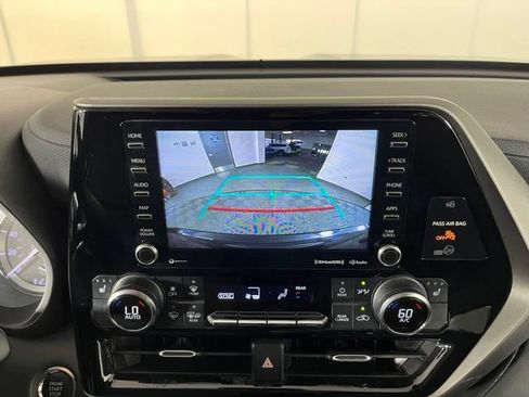 Used 2022 Toyota Highlander XLE AWD/4WD image 29