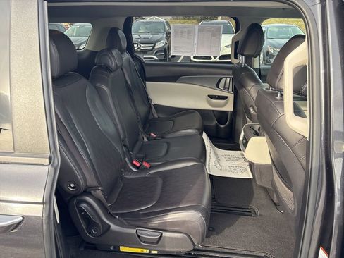 Used 2024 Kia Carnival LX image 11