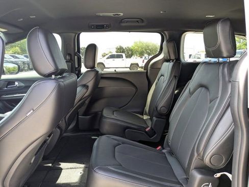 New 2026 Chrysler Pacifica Select FWD image 13