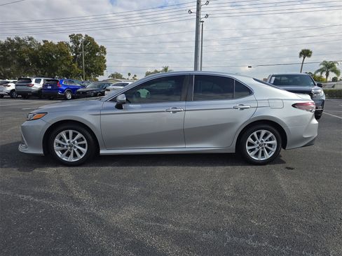 Used 2021 Toyota Camry LE image 6
