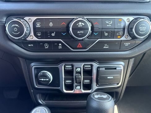 Used 2025 Jeep Wrangler Unlimited Sahara AWD/4WD image 23