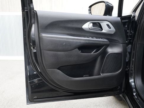 Used 2021 Chrysler Pacifica Touring-L w/ Uconnect Theater Family Group image 27