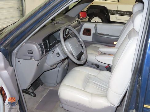Used 1995 Chrysler Town & Country image 3