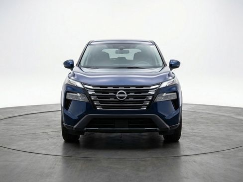 Used 2025 Nissan Rogue SV image 2