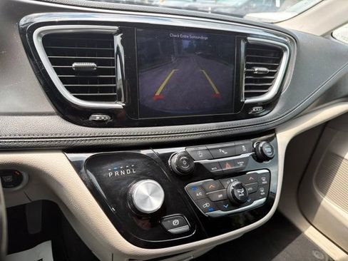Used 2019 Chrysler Pacifica Limited FWD image 36