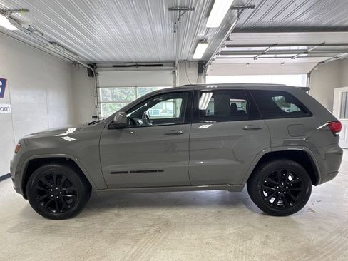 Used 2022 Jeep Grand Cherokee Laredo X AWD/4WD image 3