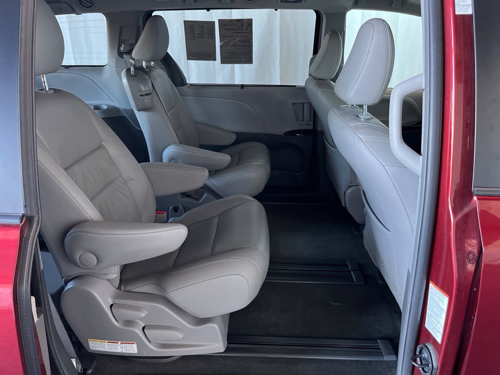 Used 2017 Toyota Sienna XLE FWD image 22
