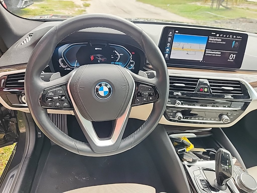 Used 2023 BMW 530e w/ Premium Package RWD image 4