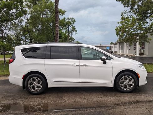 Used 2023 Chrysler Pacifica Limited image 3
