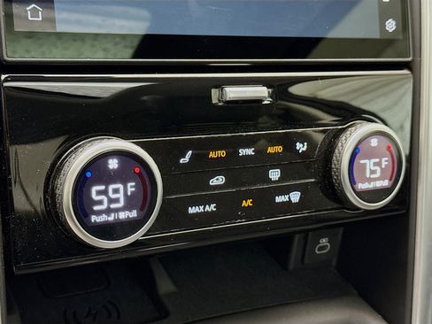 Used 2024 Land Rover Discovery S image 12