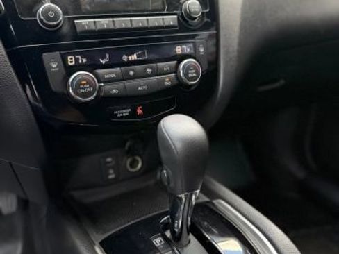 Used 2015 Nissan Rogue SV image 28