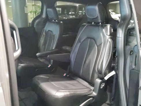 Used 2025 Chrysler Pacifica Select image 13