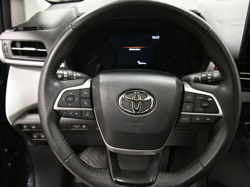 Used 2025 Toyota Sienna XLE FWD image 12